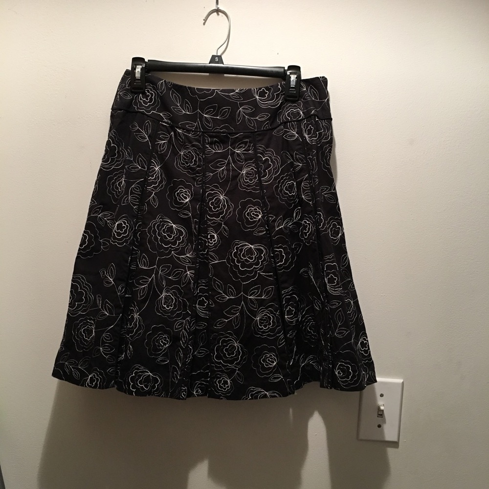 Nine West Flirty Black Skirt w/ Embroidery Size 6